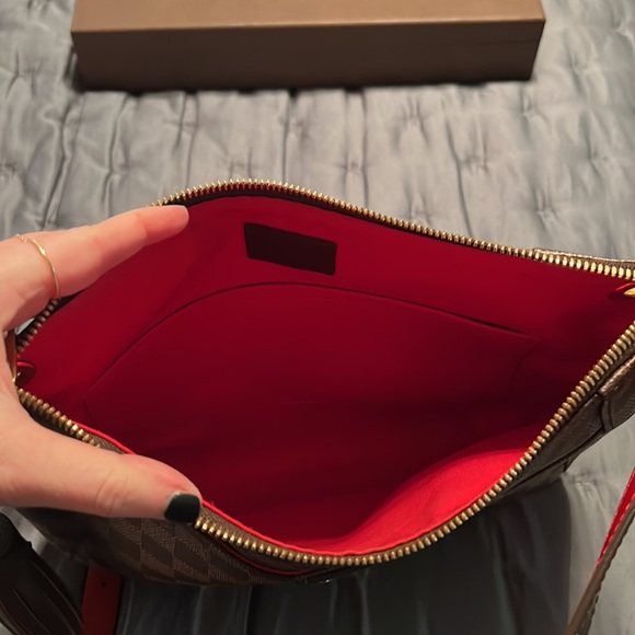 Louis Vuitton South Bank Besace - Picture 7 of 17